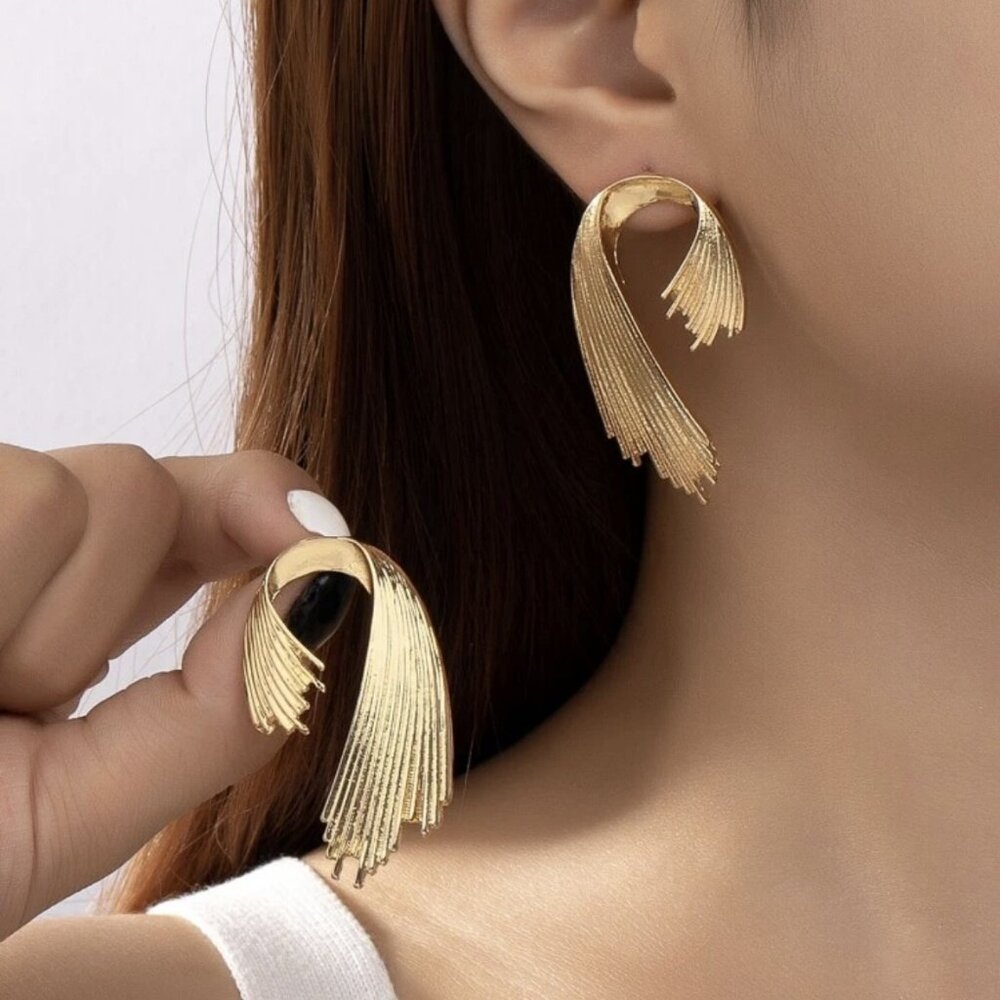 ELEGANT GOLD COLOR METAL EARRINGS FOR WOMEN